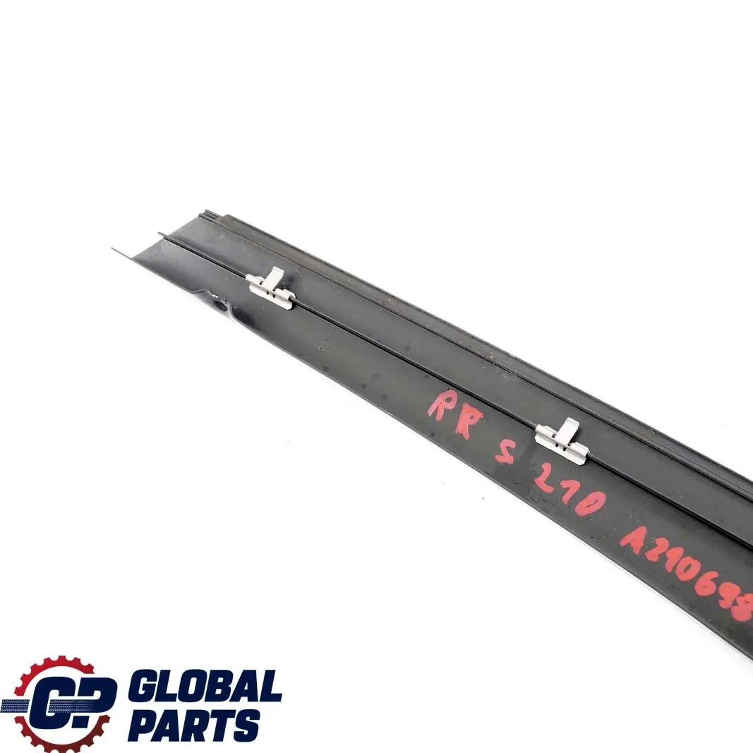 Tylna prawa osłona słupka C do Mercedes E S210 o numerze A2106983089 Mercedes E S210 Tylna prawa osłona słupka C - SKU A2106983089 - Numer Części A2106983089