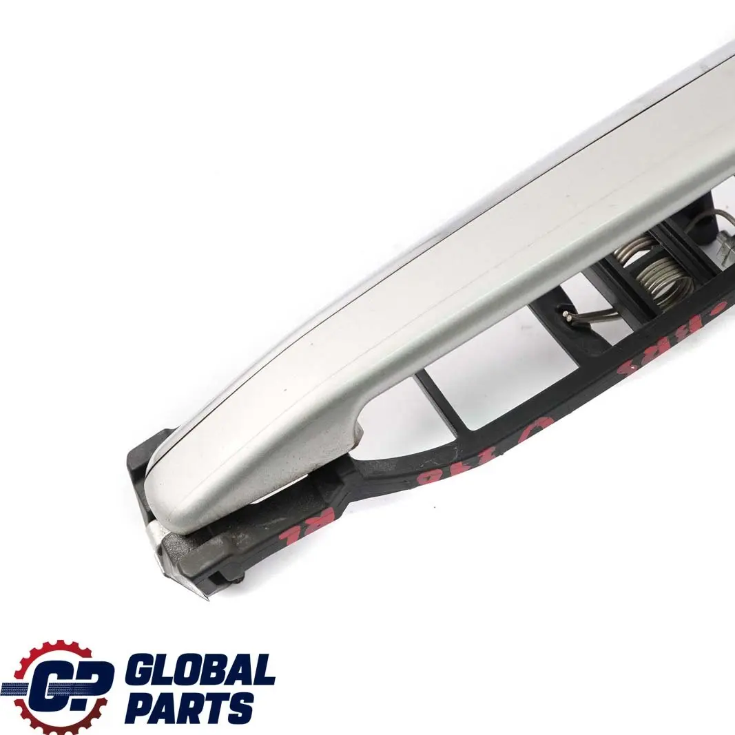 Manija Trasera Izquierda Puerta Brillantsilber Brilliant Silver para Mercedes E W210 con número de pieza A2107601370 Mercedes E W210 Manija Trasera Izquierda Puerta Brillantsilber Brilliant Silver - SKU A2107601370-BRS - Número de pieza A2107601370