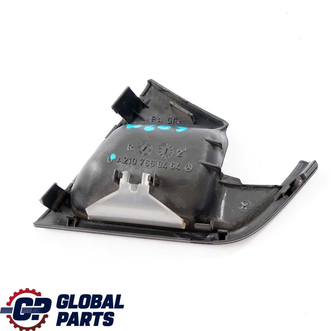 Osłona klamki drzwi prawy przód do Mercedes E W210 o numerze A2107660464 Mercedes E W210 Osłona klamki drzwi prawy przód - SKU A2107660464 - Numer Części A2107660464