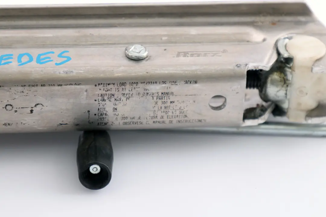 (2002-2006) Cric De Roue De Secours pour Mercedes W211 à propos du numéro de pièce A2115830115 Mercedes W211 (2002-2006) Cric De Roue De Secours - SKU A2115830115 - Numéro de pièce A2115830115