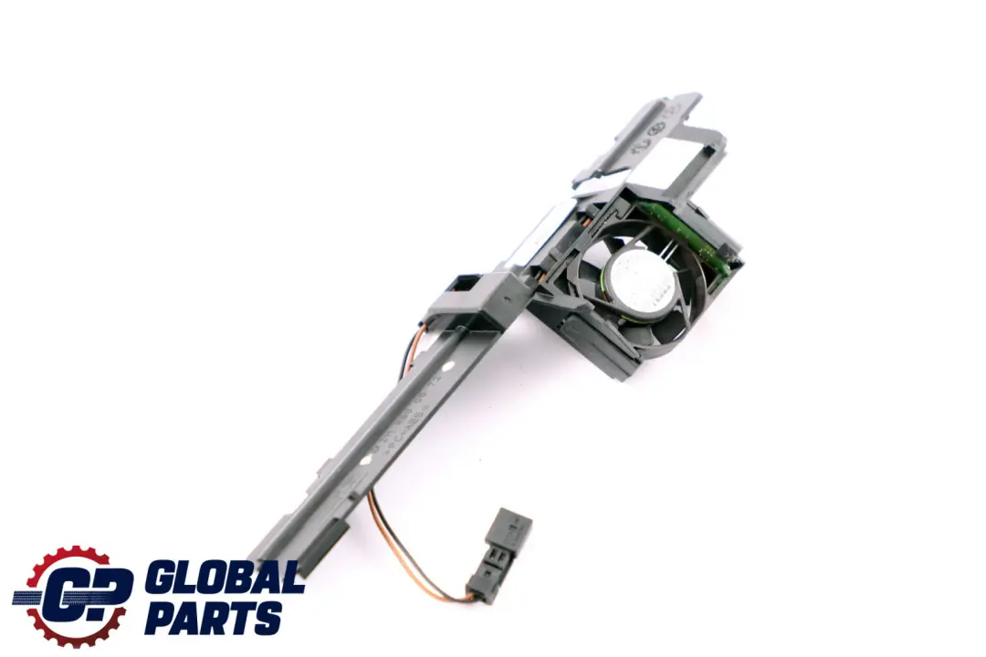 W219 Ventola raffreddamento caricatore CD per Mercedes CLS W211 con numero di parte A2116800572 Mercedes CLS W211 W219 Ventola raffreddamento caricatore CD - SKU A2116800572 - Numero di parte A2116800572