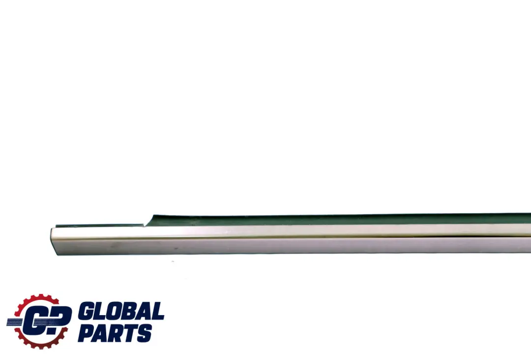 Mercedes-Benz W211 S211 Striscia di rivestimento della porta anteriore destra per con numero di parte A2116900480 Mercedes-Benz W211 S211 Striscia di rivestimento della porta anteriore destra - SKU A2116900480 - Numero di parte A2116900480