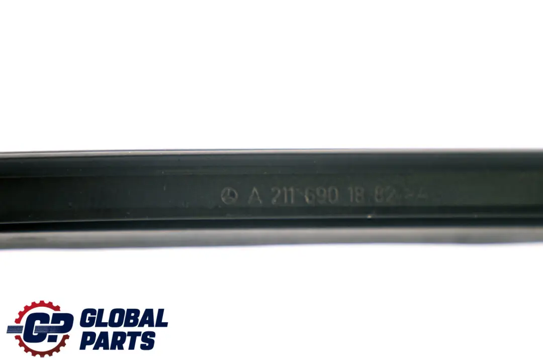 E-Klasse S211 Kombi Zierleiste Vorne Right Frontscheibe für Mercedes mit Teilenummer A2116901882 Mercedes E-Klasse S211 Kombi Zierleiste Vorne Right Frontscheibe - SKU A2116901882 - Teilenummer A2116901882