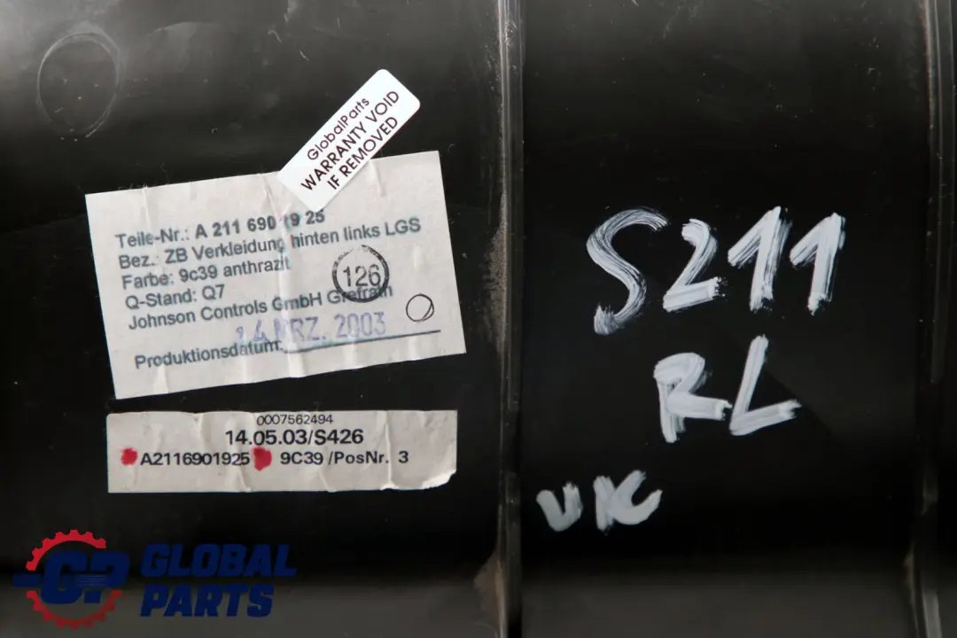 Embellecedor Compartimento Carga Maletero Trasero Izquierdo Negro para Mercedes S211 con número de pieza A2116901925 Mercedes S211 Embellecedor Compartimento Carga Maletero Trasero Izquierdo Negro - SKU A2116901925 - Número de pieza A2116901925