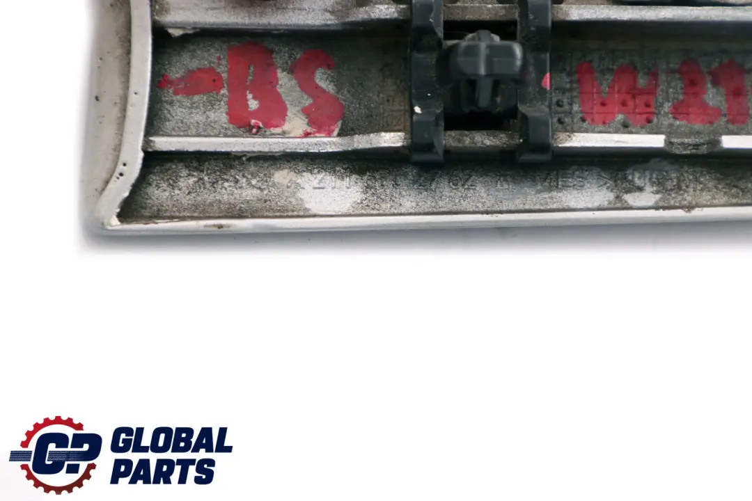 Guardabarros Delantero Moldura Tira Izquierda Plata para Mercedes S211 W211 con número de pieza A2116902762 Mercedes S211 W211 Guardabarros Delantero Moldura Tira Izquierda Plata - SKU A2116902762-BS - Número de pieza A2116902762