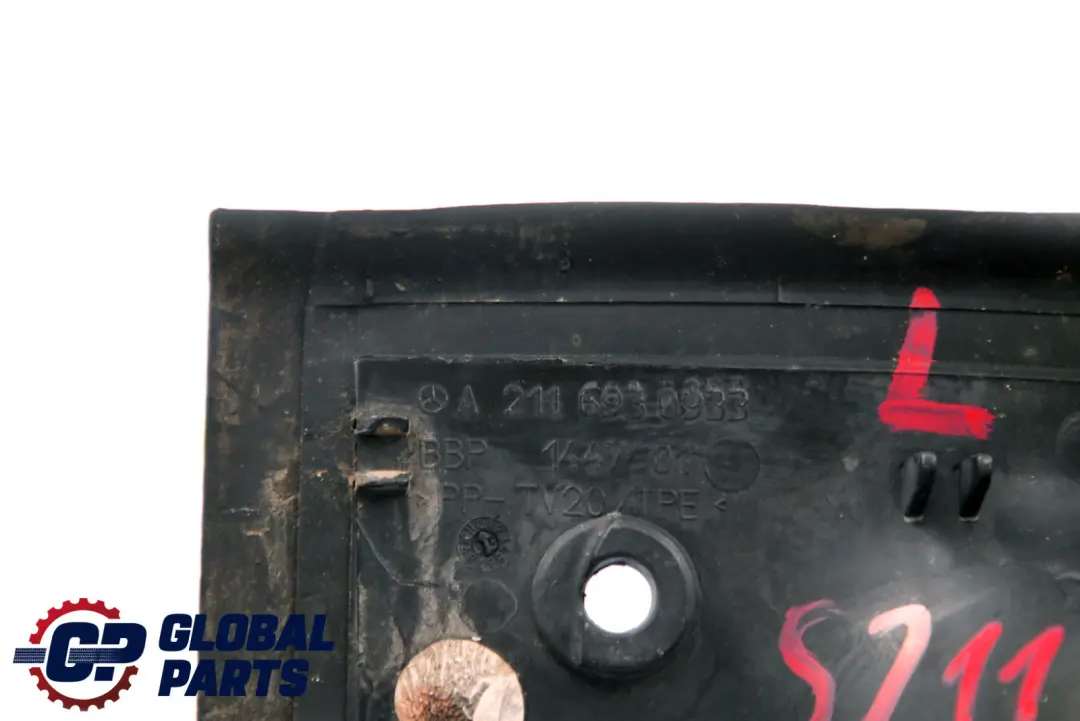 E-Klasse S211 Kombi Hintere Abdeckung Links Gepäckraum für Mercedes mit Teilenummer A2116930933 Mercedes E-Klasse S211 Kombi Hintere Abdeckung Links Gepäckraum - SKU A2116930933 - Teilenummer A2116930933