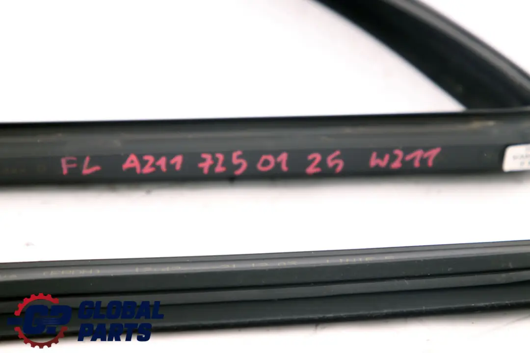 Porta anteriore sinistra Finestra Guida Guarnizione per Mercedes W211 con numero di parte A2117250125 Mercedes W211 Porta anteriore sinistra Finestra Guida Guarnizione - SKU A2117250125 - Numero di parte A2117250125