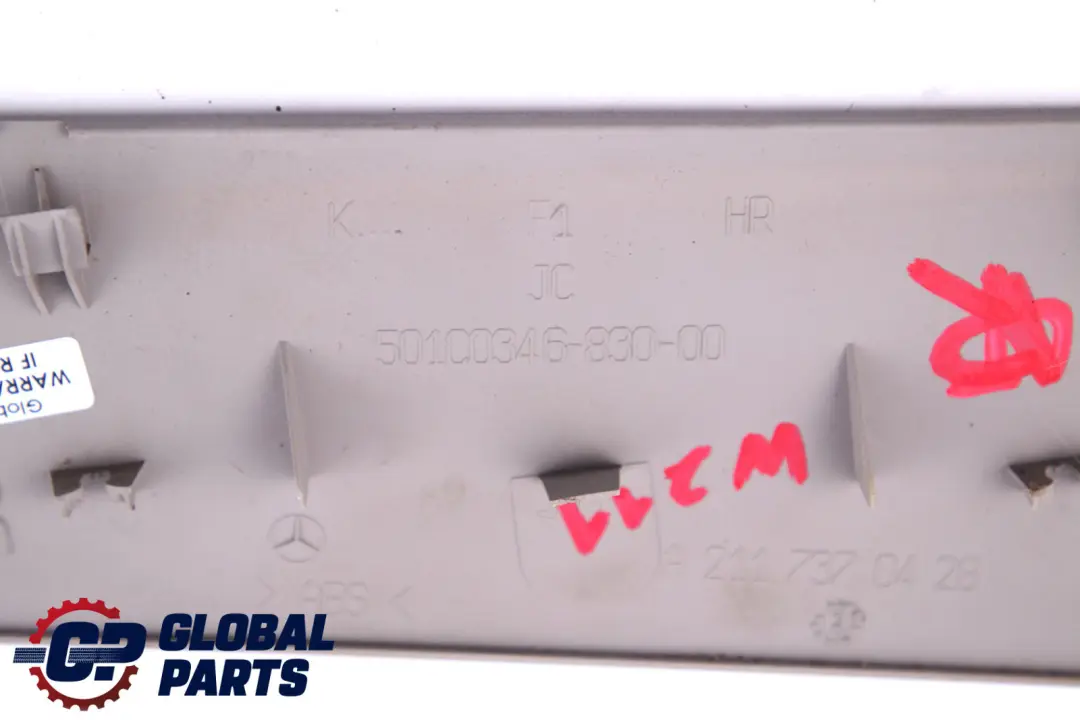 E-Klasse W211 Türverkleidung Hinten Rechts Armauflage Abdeckung Grau für Mercedes mit Teilenummer A2117270428 Mercedes E-Klasse W211 Türverkleidung Hinten Rechts Armauflage Abdeckung Grau - SKU A2117270428 - Teilenummer A2117270428