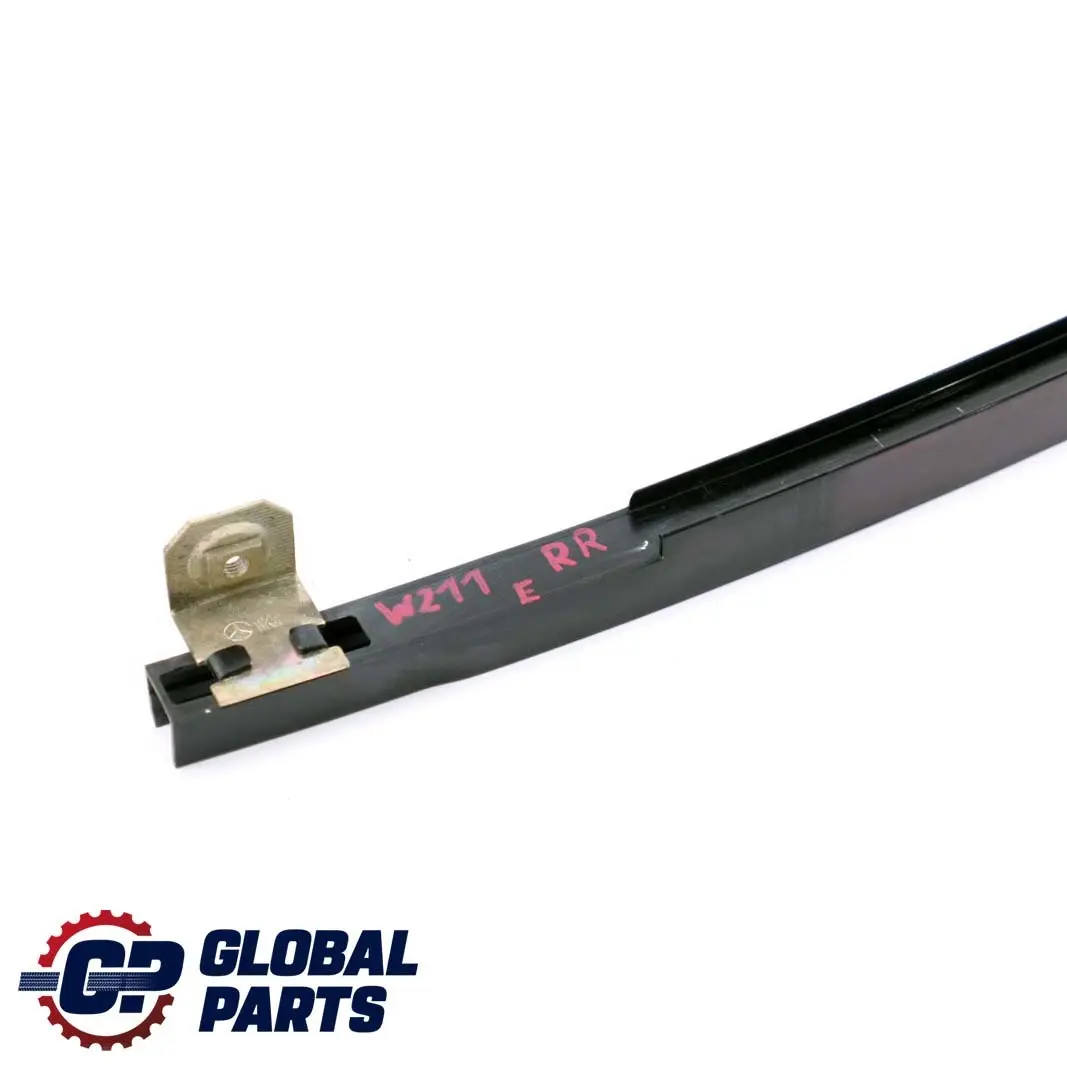 Guida finestrino posteriore destro O/S Trim Cover per Mercedes W211 con numero di parte A2117300219 Mercedes W211 Guida finestrino posteriore destro O/S Trim Cover - SKU A2117300219 - Numero di parte A2117300219