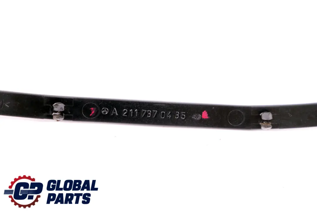 Rail de la puerta trasera derecha tira de ajuste para Mercedes W211 con número de pieza A2117370435 Mercedes W211 Rail de la puerta trasera derecha tira de ajuste - SKU A2117370335 - Número de pieza A2117370435