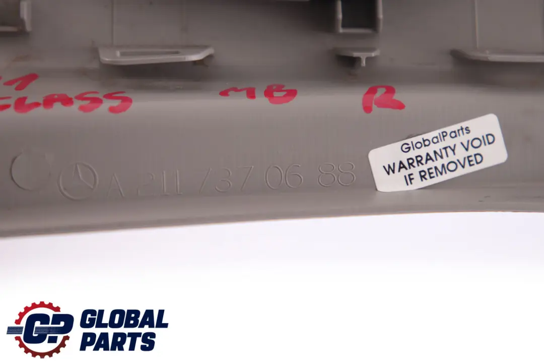 E-Klasse S211 Abdeckung Türverklidung Hinten Rechts Grau für Mercedes mit Teilenummer A2117370688 Mercedes E-Klasse S211 Abdeckung Türverklidung Hinten Rechts Grau - SKU A2117370688 - Teilenummer A2117370688