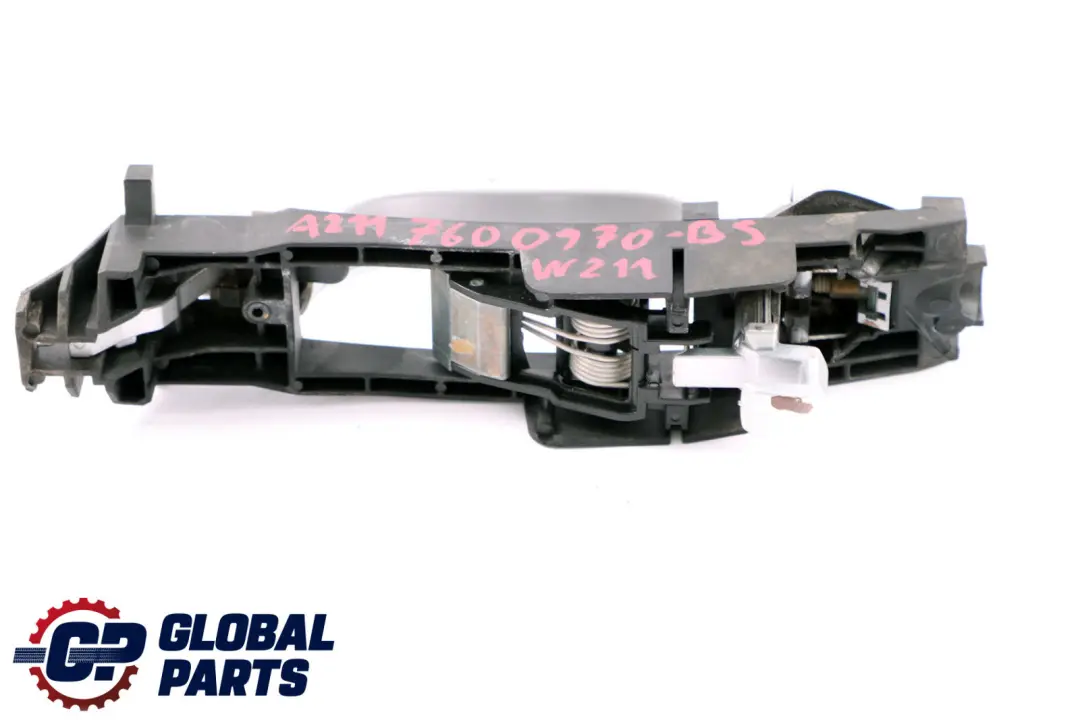 E-Klasse S211 W211 Türgriff Griff Hinten Links Brilliant Silver Silbe für Mercedes mit Teilenummer A2117600970 Mercedes E-Klasse S211 W211 Türgriff Griff Hinten Links Brilliant Silver Silbe - SKU A2117600970-BS - Teilenummer A2117600970