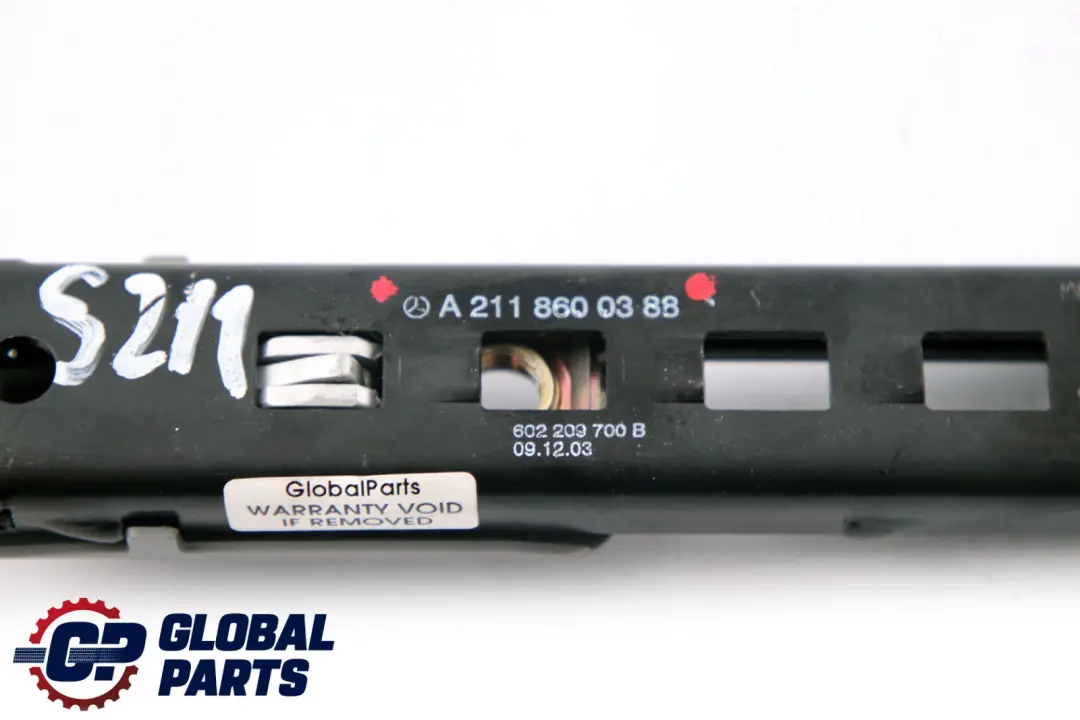 Ajustador altura cinturón seguridad delantero para Mercedes S211 Touring con número de pieza A2118600388 Mercedes S211 Touring Ajustador altura cinturón seguridad delantero - SKU A2118600388 - Número de pieza A2118600388