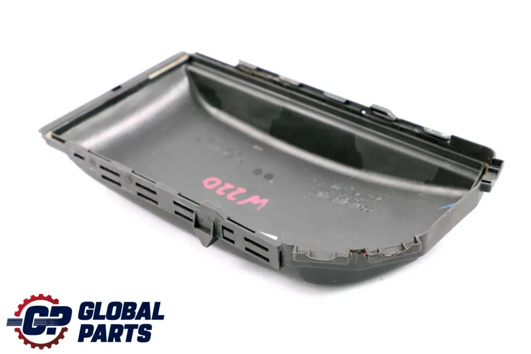 Boîte à fusibles Avant Droite Couvercle pour Mercedes C215 W220 à propos du numéro de pièce A2205400382 Mercedes C215 W220 Boîte à fusibles Avant Droite Couvercle - SKU A2205400382 - Numéro de pièce A2205400382