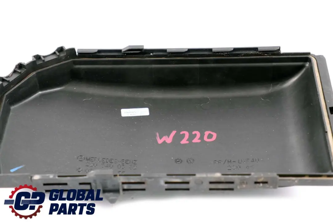 Sicherungs Kasten Einheit Vorne Rechts Abdeckung für Mercedes C215 W220 mit Teilenummer A2205400382 Mercedes C215 W220 Sicherungs Kasten Einheit Vorne Rechts Abdeckung - SKU A2205400382 - Teilenummer A2205400382