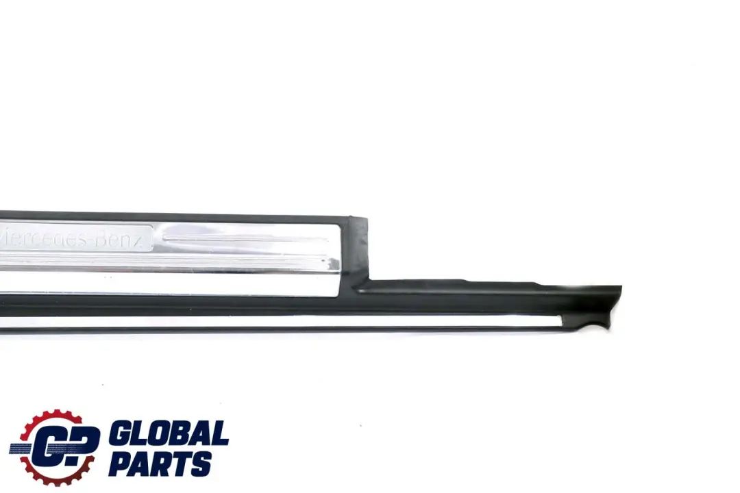 Delantero Derecho Umbral de Puerta Placa de Entrada Cubierta Trim para Mercedes W220 con número de pieza A2206804435 Mercedes W220 Delantero Derecho Umbral de Puerta Placa de Entrada Cubierta Trim - SKU A2206804435 - Número de pieza A2206804435