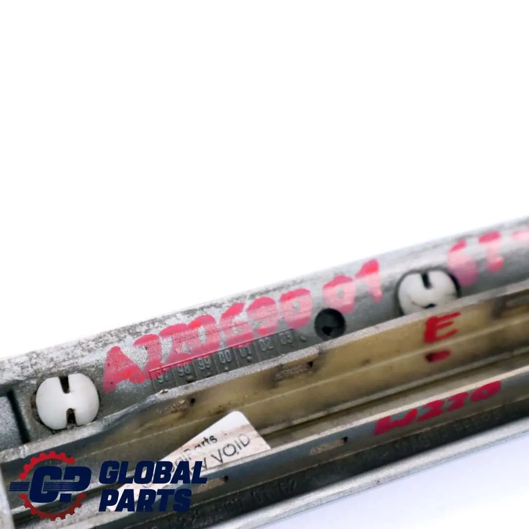 Striscia Rivestimento Parafango Anteriore Sinistro Chalcedonblau per Mercedes W220 con numero di parte A2206900162 Mercedes W220 Striscia Rivestimento Parafango Anteriore Sinistro Chalcedonblau - SKU A2206900162-QB1 - Numero di parte A2206900162