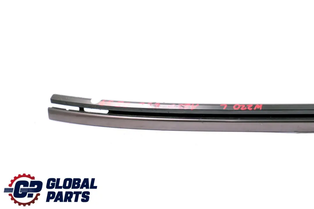 MERCEDES-BENZ CLASSE S W220 Moulure avant Gauche Pare-Brise A2206982698 pour à propos du numéro de pièce A2206900539 MERCEDES-BENZ CLASSE S W220 Moulure avant Gauche Pare-Brise A2206982698 - SKU A2206900539 - Numéro de pièce A2206900539