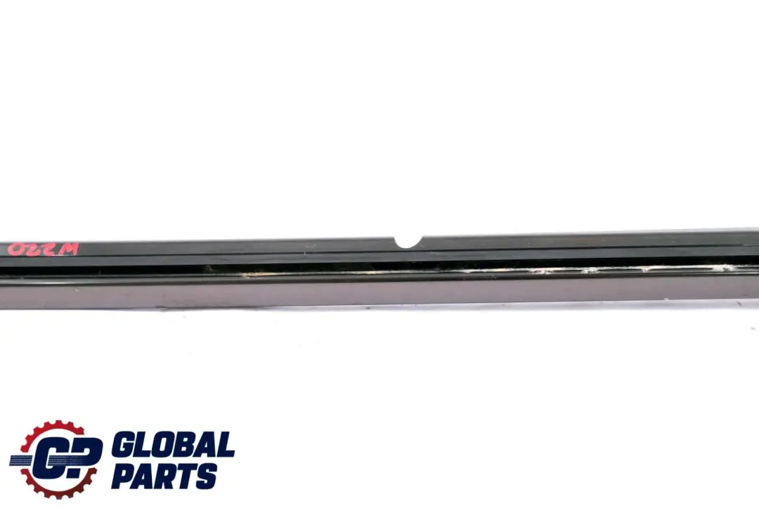 Listwa Szyna Szyba Lewy Przód do Mercedes W220 o numerze A2206900539 Mercedes W220 Listwa Szyna Szyba Lewy Przód - SKU A2206900539 - Numer Części A2206900539