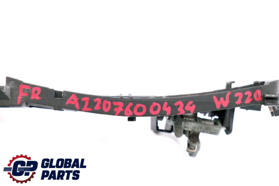 S-Klasse W220 Tür Vorne Rechts Handgriff Aussen Halter für Mercedes mit Teilenummer A2207600434 Mercedes S-Klasse W220 Tür Vorne Rechts Handgriff Aussen Halter - SKU A2207600434 - Teilenummer A2207600434