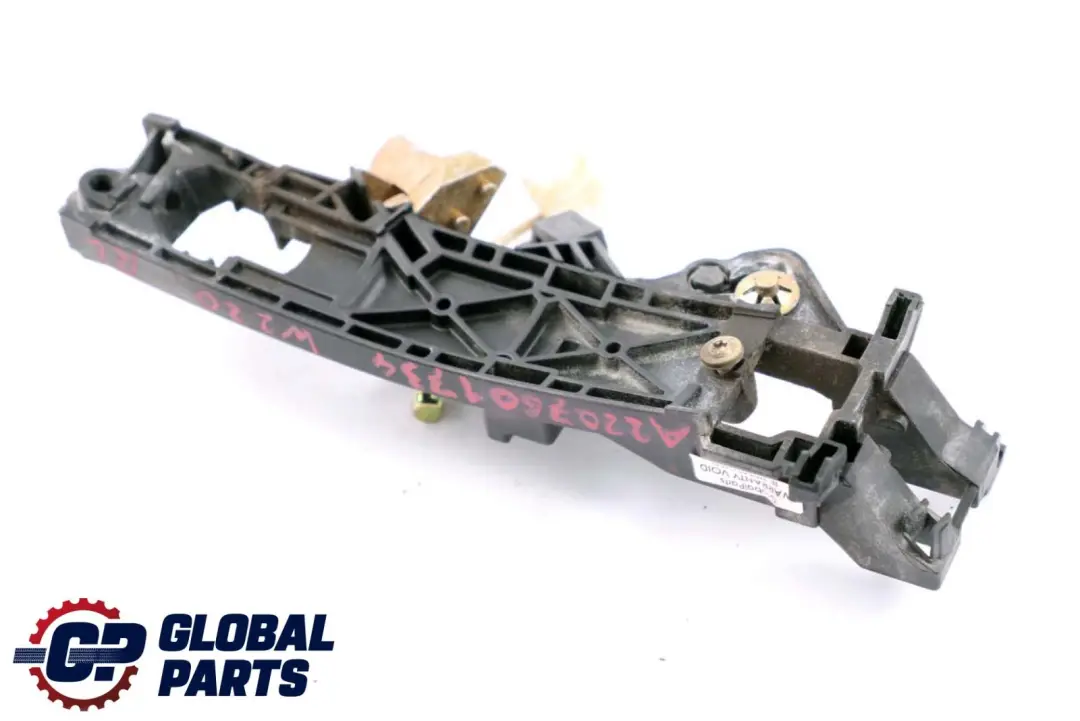 S-Klasse W220 Tür Hinten Links Handgriff Aussen Halter für Mercedes mit Teilenummer A2207601734 Mercedes S-Klasse W220 Tür Hinten Links Handgriff Aussen Halter - SKU A2207601734 - Teilenummer A2207601734