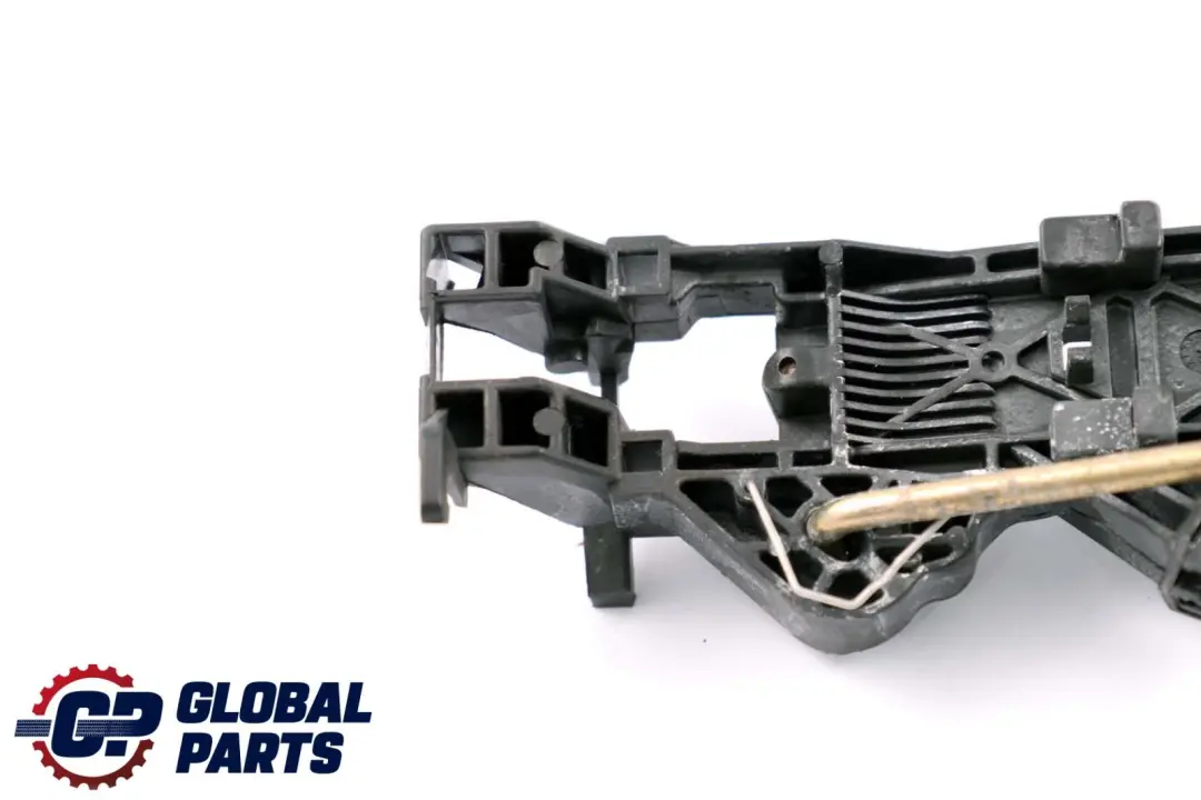 Staffa Supporto Maniglia Porta Posteriore Destra per Mercedes S-Class W220 con numero di parte A2207601834 Mercedes S-Class W220 Staffa Supporto Maniglia Porta Posteriore Destra - SKU A2207601834 - Numero di parte A2207601834
