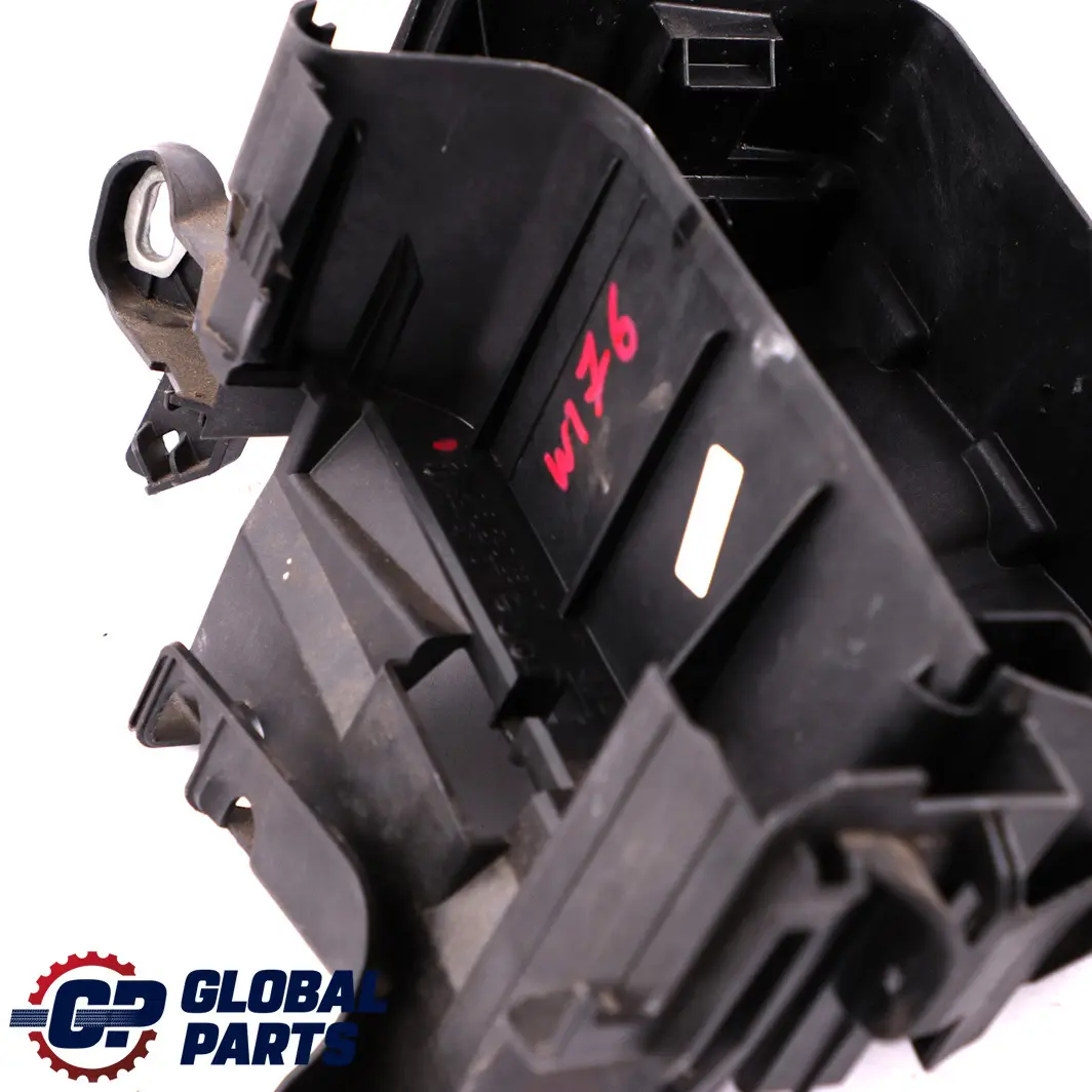 Mercedes-Benz W176 Equipement couverture Boîte à fusibles électrique pour à propos du numéro de pièce A2465403803 Mercedes-Benz W176 Equipement couverture Boîte à fusibles électrique - SKU A2465403803 - Numéro de pièce A2465403803