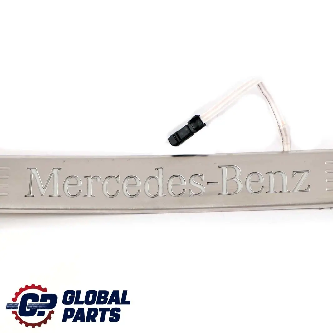 Bande de seuil de porte avant droite éclairée pour Mercedes W176 W246 à propos du numéro de pièce A2466805400 Mercedes W176 W246 Bande de seuil de porte avant droite éclairée - SKU A2466805400 - Numéro de pièce A2466805400