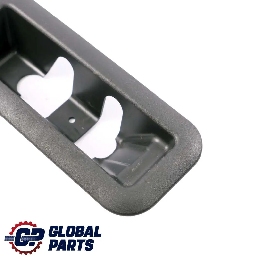 Mercedes-Benz Vaneo W414 Asiento Trasero Primera Fila Tapa De Fijacion para con número de pieza A4146800517 Mercedes-Benz Vaneo W414 Asiento Trasero Primera Fila Tapa De Fijacion - SKU A4146800517 - Número de pieza A4146800517