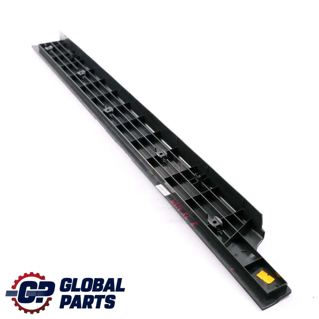 W414 Puerta Trasera Izquierda Embellecedor Entrada Puerta Corredera para Mercedes con número de pieza A4146860174 Mercedes W414 Puerta Trasera Izquierda Embellecedor Entrada Puerta Corredera - SKU A4146860174 - Número de pieza A4146860174