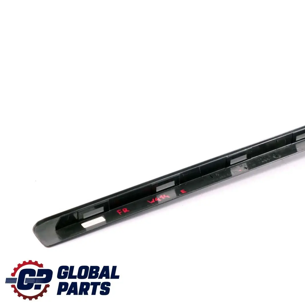 Mercedes-Benz Vaneo W414 Front Right Door Door Entrance Ledge Trim Strip para con número de pieza A4146860274 Mercedes-Benz Vaneo W414 Front Right Door Door Entrance Ledge Trim Strip - SKU A4146860274 - Número de pieza A4146860274