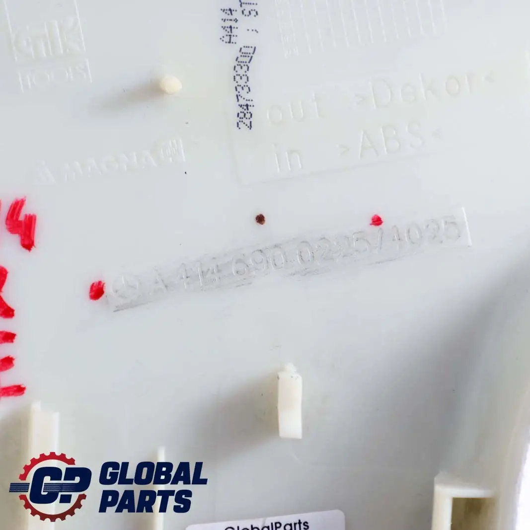 Mercedes-Benz W414 Couverture Borne-C Arriere Droite Capot pour à propos du numéro de pièce A4146900225 Mercedes-Benz W414 Couverture Borne-C Arriere Droite Capot - SKU A4146900225 - Numéro de pièce A4146900225