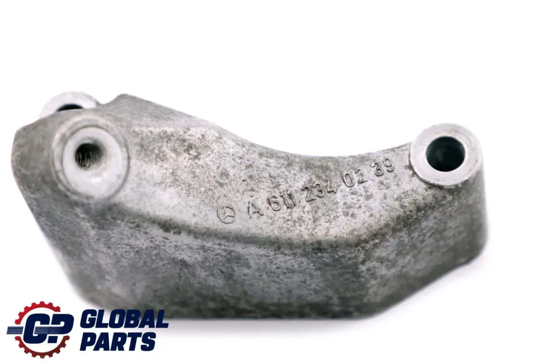 Uchwyt pompy klimatyzacji do Mercedes C W203 Diesel o numerze A6112340239 Mercedes C W203 Diesel Uchwyt pompy klimatyzacji - SKU A6112340239 - Numer Części A6112340239