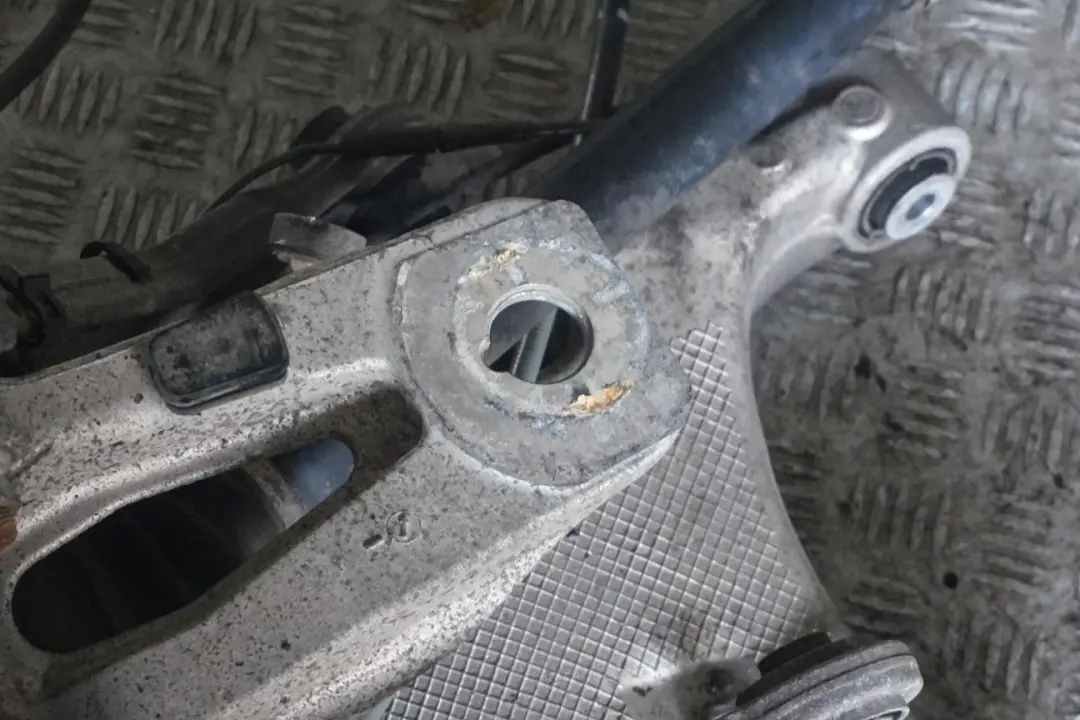 Break 530xd M57N2 231PS Kit Arbre de Sortie Pivotement Arriere Droite pour BMW E61 à propos du numéro de pièce 6770923 BMW E61 Break 530xd M57N2 231PS Kit Arbre de Sortie Pivotement Arriere Droite - SKU lhd-6770924-5 - Numéro de pièce 6770923