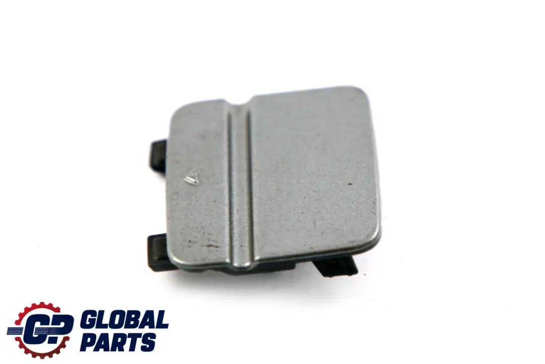 Flap Ojo de remolque parachoques trasero Spacegrau Gris A52 7202671 para BMW E90 LCI con número de pieza 0036878 BMW E90 LCI Flap Ojo de remolque parachoques trasero Spacegrau Gris A52 7202671 - SKU P0036878-SCG - Número de pieza 0036878