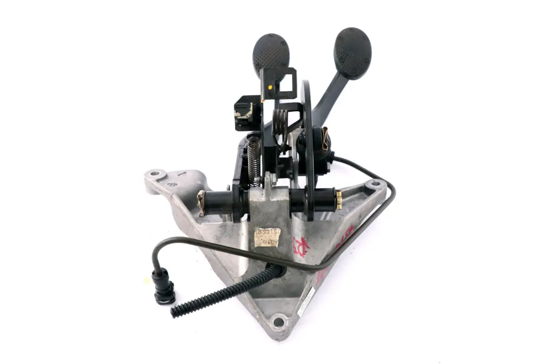 Brake Clutch Pedal Assembly to Mini Cooper One R50 R52 R53 with Part number 1519601 Mini Cooper One R50 R52 R53 Brake Clutch Pedal Assembly - SKU rhd-1519601 - Part number 1519601