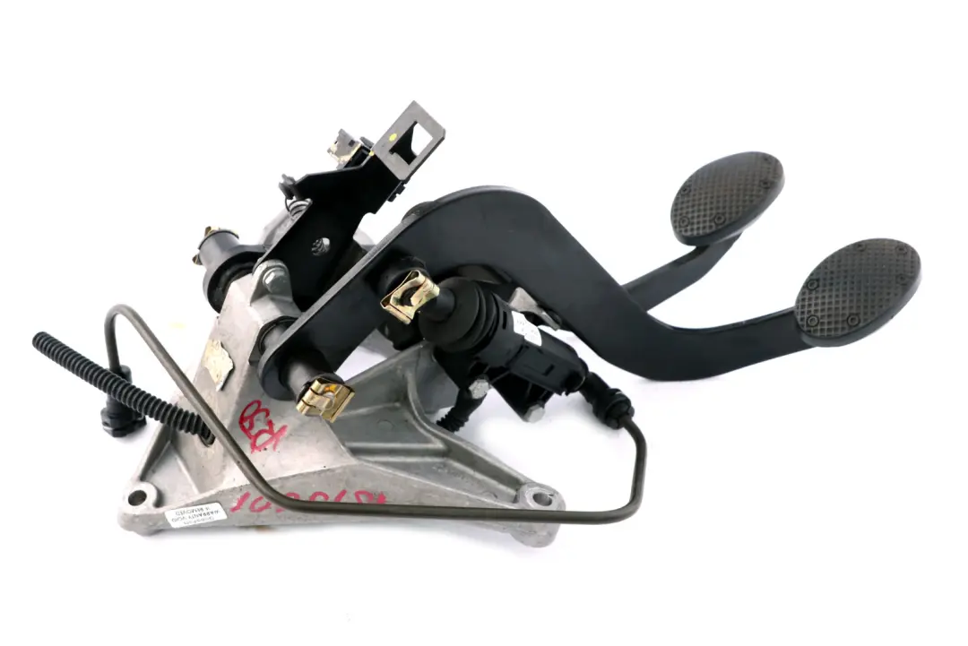 Brake Clutch Pedal Assembly to Mini Cooper One R50 R52 R53 with Part number 1519601 Mini Cooper One R50 R52 R53 Brake Clutch Pedal Assembly - SKU rhd-1519601 - Part number 1519601