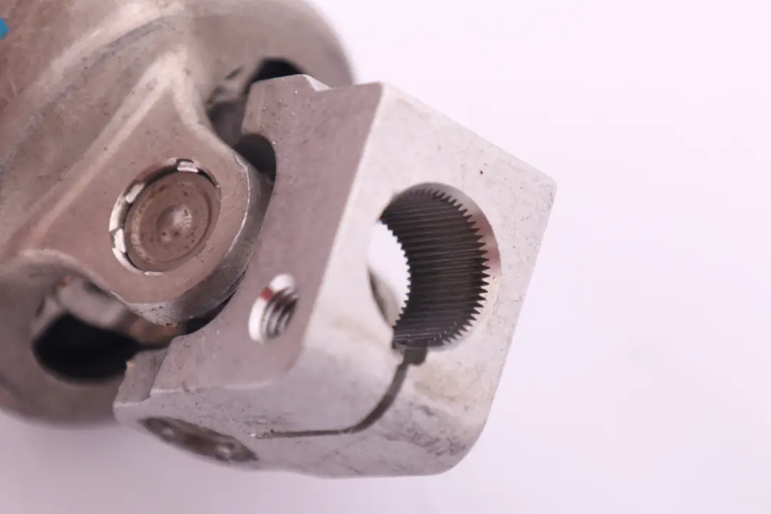 Przegub kolumny kierowniczej dolny BMW E60 E61 E63 do o numerze 6780894 Przegub kolumny kierowniczej dolny BMW E60 E61 E63 - SKU rhd-6780894 - Numer Części 6780894