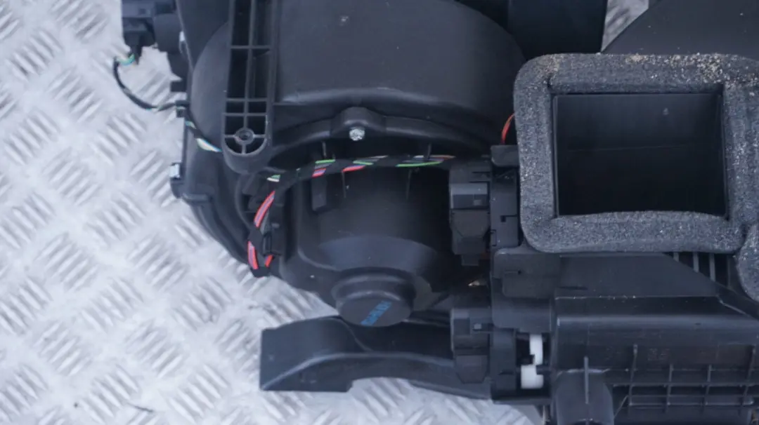 Heater Radiator Matrix Unit Complete to BMW Z4 Series E85 with Part number 64116915197 BMW Z4 Series E85 Heater Radiator Matrix Unit Complete - SKU rhd-6915197 - Part number 64116915197