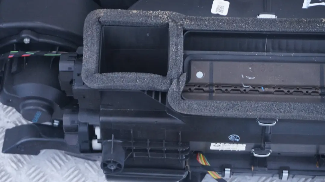 Heater Radiator Matrix Unit Complete to BMW Z4 Series E85 with Part number 64116915197 BMW Z4 Series E85 Heater Radiator Matrix Unit Complete - SKU rhd-6915197 - Part number 64116915197