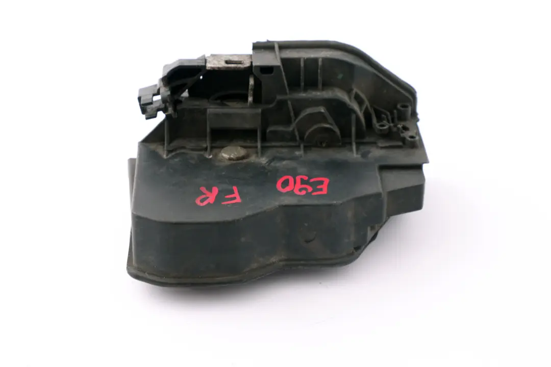 Zamek drzwi prawy przód do BMW E60 E87 E90 o numerze 7036168 BMW E60 E87 E90 Zamek drzwi prawy przód - SKU rhd-7036168 - Numer Części 7036168