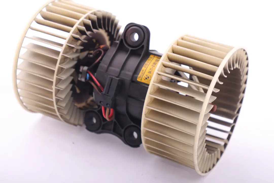 Moteur Du Ventilateur De Chauffage 6411 pour BMW X5 E39 E53 à propos du numéro de pièce 8385558 BMW X5 E39 E53 Moteur Du Ventilateur De Chauffage 6411 - SKU rhd-8385558 - Numéro de pièce 8385558