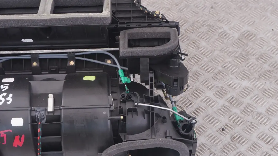 Complete Heater Air Conditioning Radiator Matrix Unit to BMW X5 Series E53 with Part number 8385565 BMW X5 Series E53 Complete Heater Air Conditioning Radiator Matrix Unit - SKU rhd-8385565 - Part number 8385565