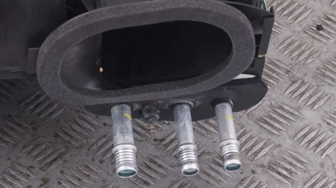 Complete Heater Air Conditioning Radiator Matrix Unit to BMW X5 Series E53 with Part number 8385565 BMW X5 Series E53 Complete Heater Air Conditioning Radiator Matrix Unit - SKU rhd-8385565 - Part number 8385565