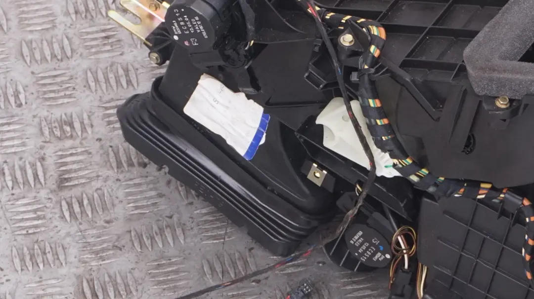 Complete Heater Air Conditioning Radiator Matrix Unit to BMW X5 Series E53 with Part number 8385565 BMW X5 Series E53 Complete Heater Air Conditioning Radiator Matrix Unit - SKU rhd-8385565 - Part number 8385565