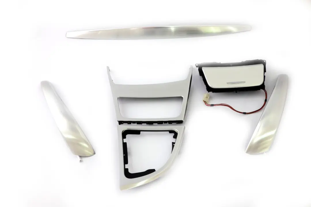 Set Ashtray Trim Cover Dashboard Akzentschliff Silver to BMW 1 Series E81 E87 LCI with Part number 9121705 BMW 1 Series E81 E87 LCI Set Ashtray Trim Cover Dashboard Akzentschliff Silver - SKU rhd-9122669 - Part number 9121705