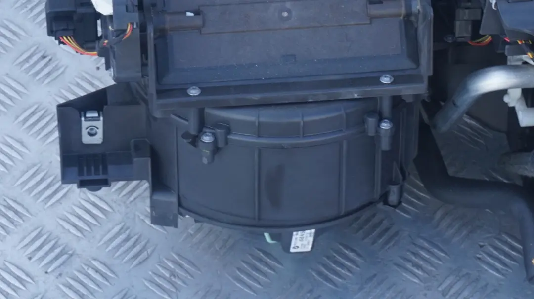 Heater Radiator Matrix Unit Complete to BMW 3 Series E90 E91 with Part number 6947272 BMW 3 Series E90 E91 Heater Radiator Matrix Unit Complete - SKU rhd-9136171-3 - Part number 6947272