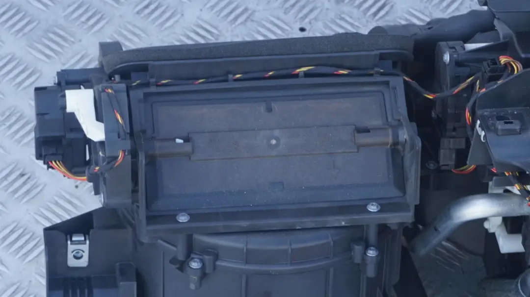 Heater Radiator Matrix Unit Complete to BMW 3 Series E90 E91 with Part number 6947272 BMW 3 Series E90 E91 Heater Radiator Matrix Unit Complete - SKU rhd-9136171-3 - Part number 6947272