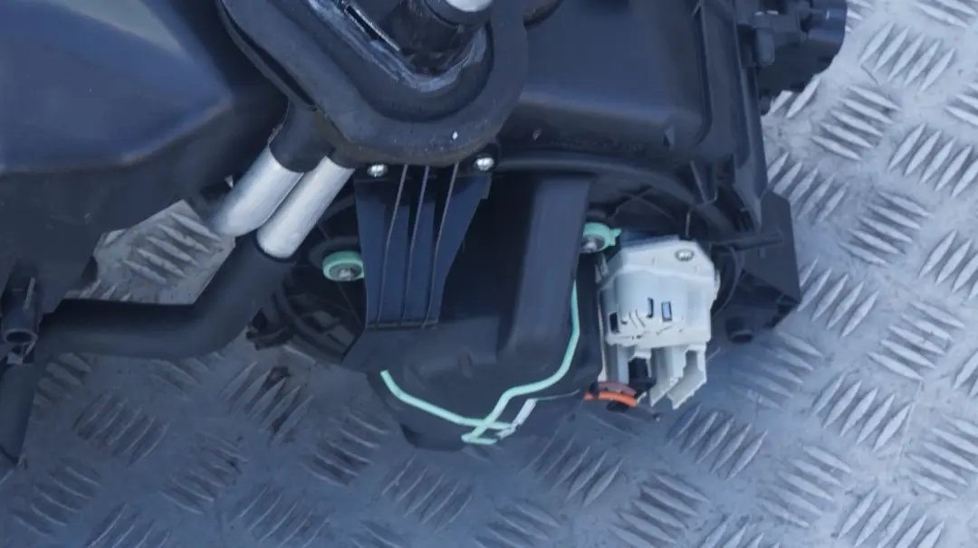 Heater Radiator Matrix Unit Complete to BMW 3 Series E90 E91 with Part number 6947272 BMW 3 Series E90 E91 Heater Radiator Matrix Unit Complete - SKU rhd-9136171-3 - Part number 6947272