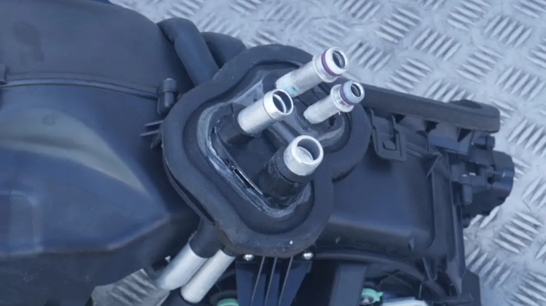 Heater Radiator Matrix Unit Complete to BMW 3 Series E90 E91 with Part number 6947272 BMW 3 Series E90 E91 Heater Radiator Matrix Unit Complete - SKU rhd-9136171-3 - Part number 6947272